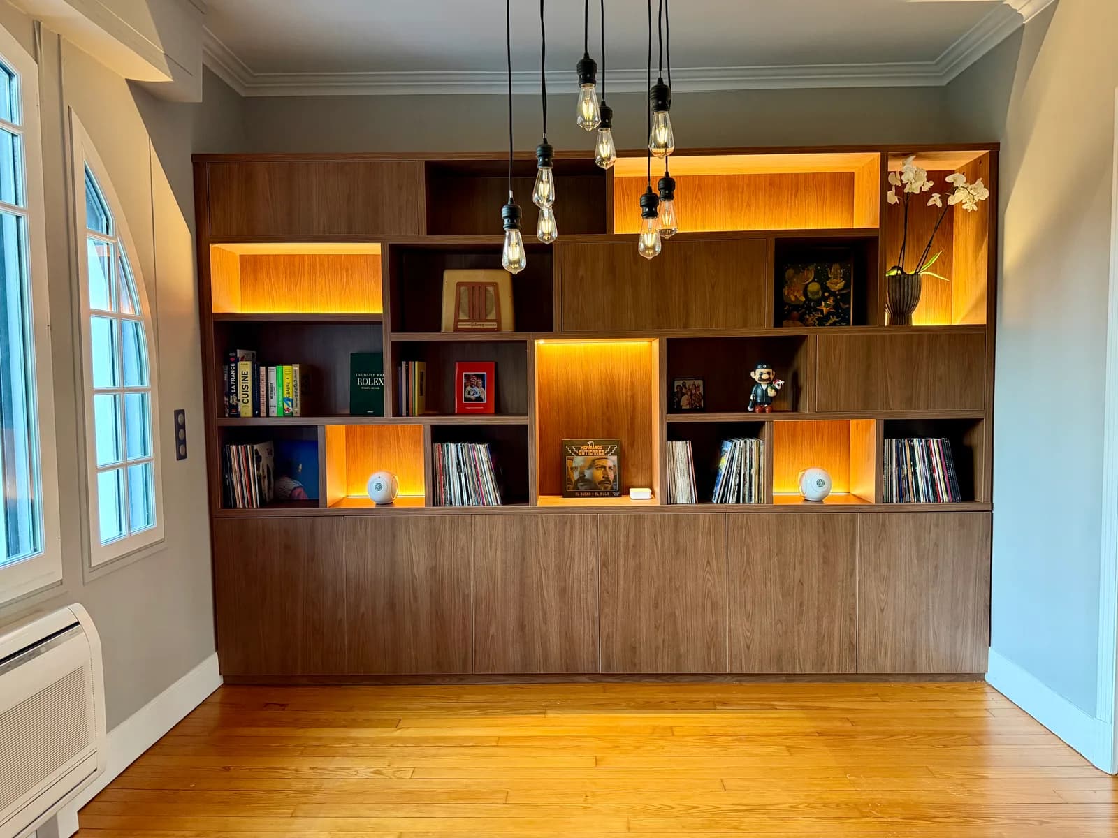 Grande bibliothèque en noyer avec niches rétroéclairées, rangements à vinyles et portes en partie basse